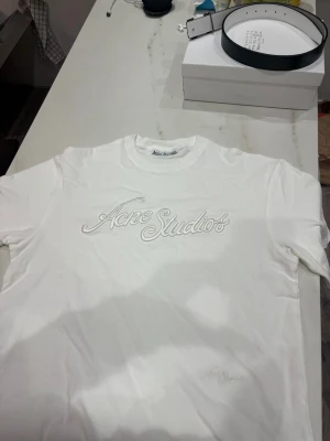 Vit Acne Studios t-shirt i bomull - Vit acne studios t shirt boxig fit