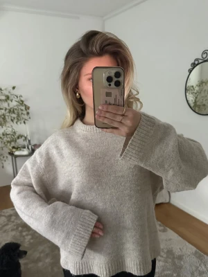 Beige stickad tröja - Stickad tröja ifrån Gina Tricot i storlek S. Väldigt fin men har tyvärr inte kommit till användning☺️ Säljer för 200kr