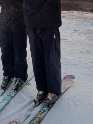 Harlaut,shitkid - Säljer ett par mörkblå skid/snowboard byxa från Harlaut (shitkid)okej skicka slitna i byxändan men inget som stör,kom med nått bud