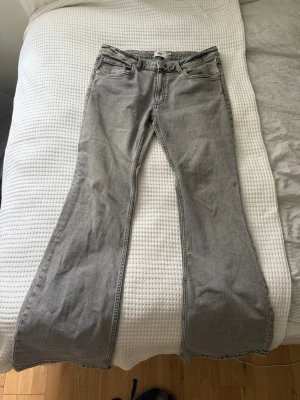 Grå bootcut jeans  - Säljer ett par grå bootcut jeans från lager 157 med låg midja och full length! Perfekt för dig som är lite längre. För referens passsr de mig perfekt längdmässigt och jag är 174cm. 