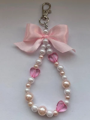 Bag charm/nyckelring med rosett🎀 - Bag charm/nyckelring med rosett och pärlor, gjord av mig💕