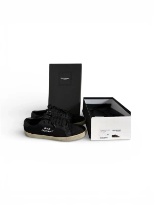 Saint laurent skor - Säljer ett par riktigt snygga saint laurent skor storlek 45 men funkar även med 44, skick 9/10 box följer med pris är ej hugget i sten. Perfekt nu inför våren!