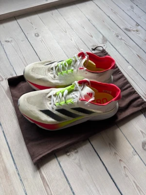 Adidas Adizero Boston 12 - 42 2/3 - Löparskor - Hej! Säljer ett par Adidas Adizero Boston 12 i 42 2/3. Bra skick! Använda cirka 20 mil. Mycket sko kvar! 