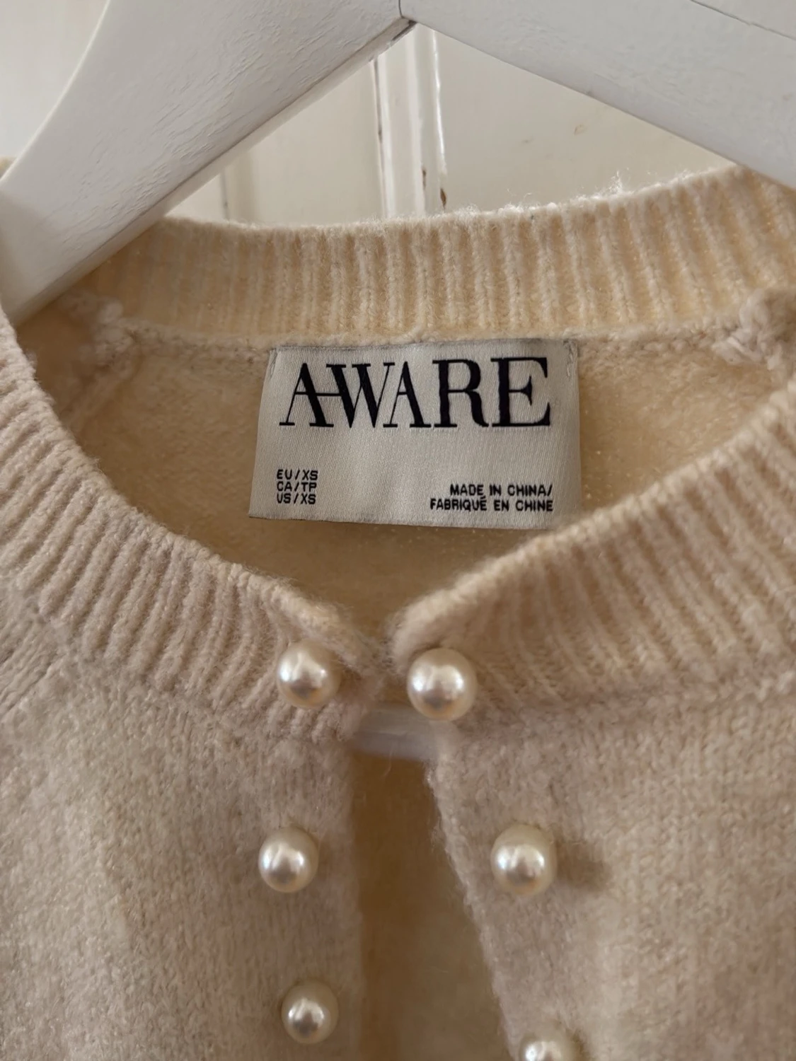 Beige kofta med pärlknappar från AWARE - 1