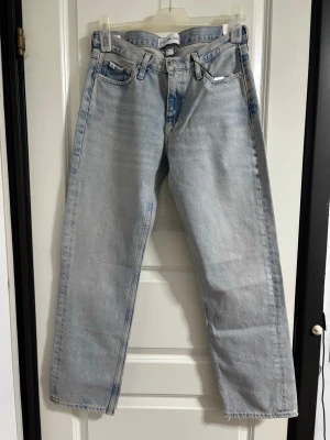 Ljusblå raka jeans från Calvin Klein - Säljer ett par ljusblå jeans från Calvin Klein med rak passform och lågmidja. Perfekta till sneakers eller boots.