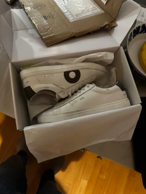 Oliver Cabell men’s low Atlanta - Helt nya Oliver Cabell skor storlek 43, fick dem för några dagar sedan fast var fel storlek. Anledningen varför jag säljer begagnat är för att de är köpta ifrån USA och det kommer att kosta mer än vad jag är bered att betala för att lämna tillbaka skorna. Jag köpte skorna för över 2700kr inklusive tull och jag har kvar lådan och kvittot!