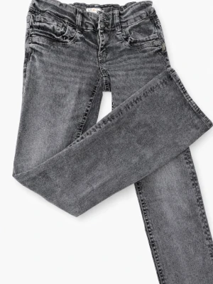 Grå tvättade raka jeans - Säljer ett par grå tvättade jeans med rak passform och klassisk femficksdesign. Jeansen har normal midja och stängs med knapp och dragkedja. Perfekta för en avslappnad och trendig look.