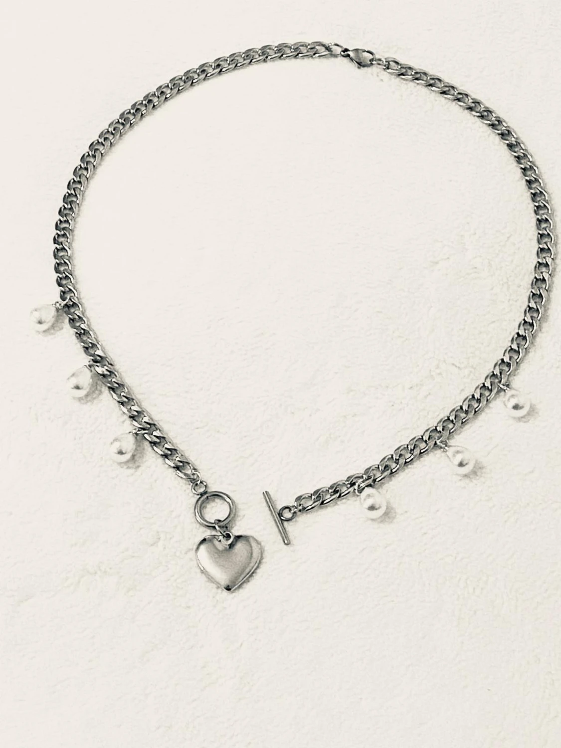 Silverfärgat halsband med pärlor och hjärta - 1