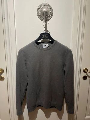 NN07 - En vardaglig tröja från NN07. Passar till dig som vill hålla det soft men ändå stilrent. Vid frågor, slå en pling! 🛎️ Mvh SecondTreasures! 