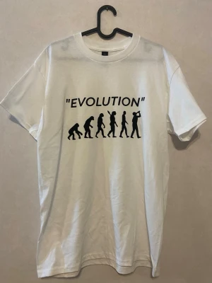 T-Shirt med Tryck - ”Evolution”  - En av T-Shirt med trycket ”Evolution”, perfekt för fester och krogen för de som vill sticka ut.