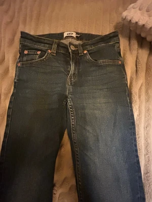 Mörkblå bootcut jeans 157💗 -  Säljer dessa låg midja det mörkblå jeans i storlek XXS från lager 157 💗💗 Sparar ihop pengar för jag har råd med min dröm valp💗🥺