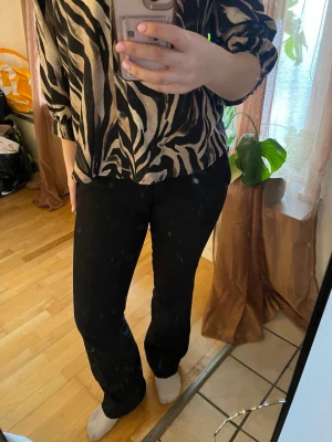 Svarta bootcut kostymbyxor - Snygga svarta kostymbyxor med bootcut passform, modellen Vera. 