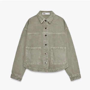 zara grön jeansjacka - Såå snygg o populär grön jeansjacka från zara, nästan aldrig använd💕💕