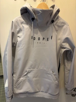 Ljusgrå skidjacka från Dope  - Snygg ljusgrå snowboard eller skidkacka från Dope. Inköpt december 2025. Endast använd två gånger. 