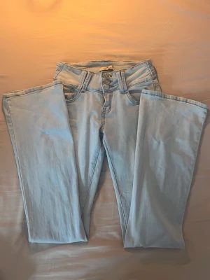 Low waist jeans - Säljer ett par ljusblå bootcut jeans med låg midja i nytt skick! 