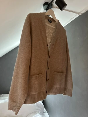 Beige kofta med knappar från Uniqlo - En beige kofta/cardigan från uniqlo. Helt ny!! Säljer pågrund av att den inte passar mig! 
