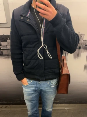 Outfit inspo - Cardigan + jeans tillgängliga på min profil! As snygg outfit, perfekt inför vår :)