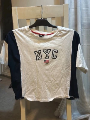 T-shirt med tryck  - Fin T-shirt med tryck framtill. 