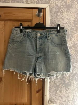 Ljusblå denimshorts - ljusblåa jeansshorts med mellanhög midja från Zara. Mycket bra skick aldrig använda. Hör av vid frågor!💗