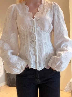 Populär Gina blus  - Intressekoll på denna populära och jättesöta blusen från Gina, helt slutsåld på deras hemsida. Så söt nu till våren/sommaren och passar till både jeans och kjol. Hör av er vid intresse ❣️Aldrig använd 