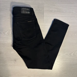 Nudie 31/30 - Säljer mina feta nudie jeans som är i mycket bra skick utan defekter. Jeansen är stilrena och passar till det absolut mesta! Skriv vid frågor och kolla gärna in min profil för fler kommande jeans och jag säljer även några bälten:)