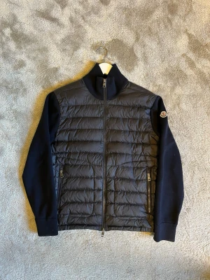 💫Moncler Cardigan💫 - Hej! Säljer nu denna sjukt snygga och klassiska Moncler cardiganen i färgen navy. Den är i storlek S. Jättefint skick, inga flaws. Passar perfekt nu på våren men även kalla sommarkvällar. Hör av er vid frågor eller funderingar💫🙌
