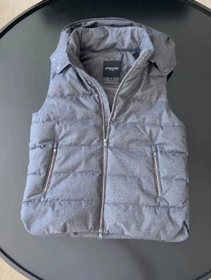 Grå Väst Med Luva - Snygg grå dunväst Lawrence gray i gått. Sick 10/10 bara använd ett fåtal gånger. Västen är i storlek M. Skriv gärna vid funderingar 🤝 Pris kan diskuteras vid en snabb affär ✅🔥 