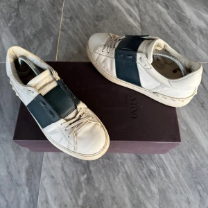 Valentino skor - Valentino Open - Skick: Fint skick - Tillbehör: Valentino orginal boxen i bild - Nypris: 6000kr - Pris går att diskutera mvh 