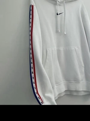 Vit Nike hoodie  - Använd endast 2 ggr inga slitage eller defekter! 