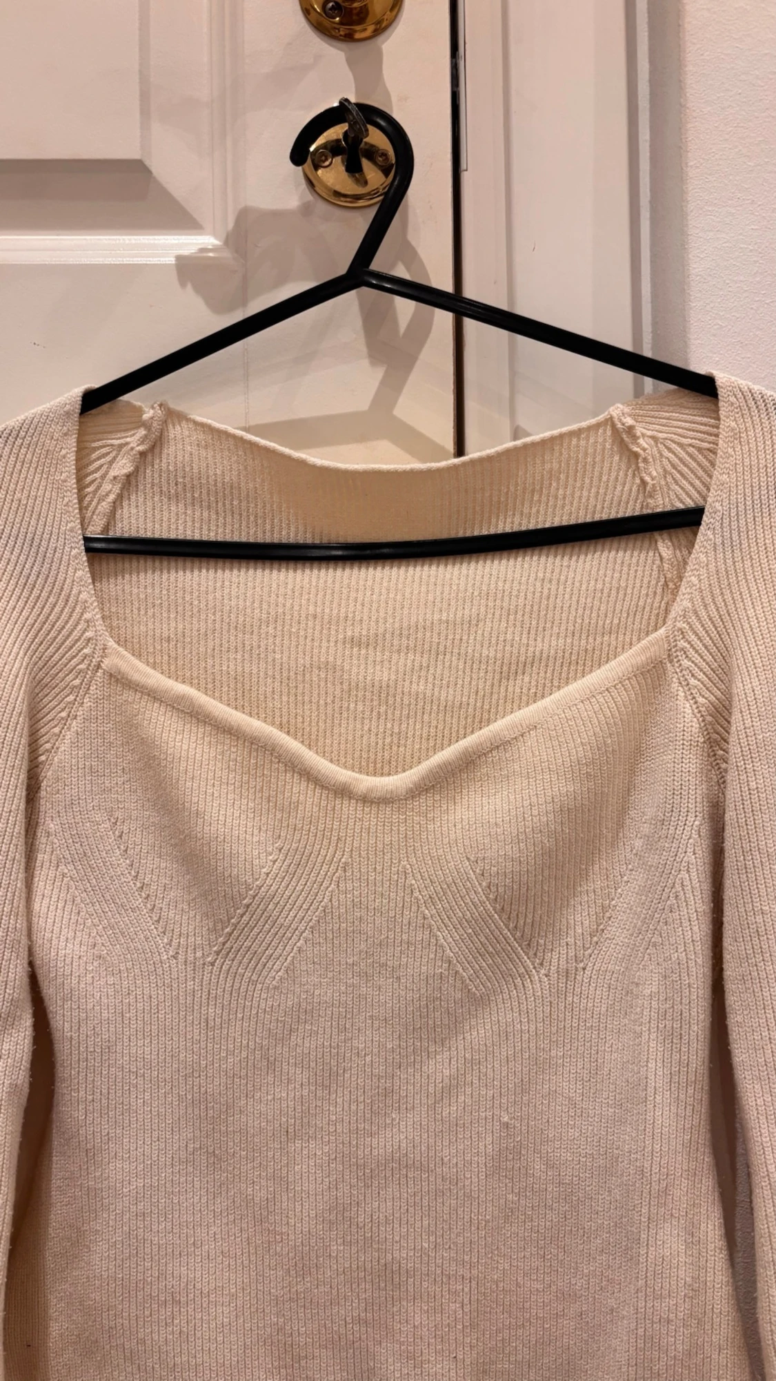 Beige stickad tröja med fyrkantig ringning - 1