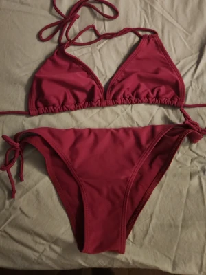 Vinröd Bikini - En vinröd bikini från shein tror jag. Älskar denna bikini med allt jag har. Den sitter såååå bra och är ställbar i alla delar. Den har inga som helst defekter men säljer då jag har för många nu. Storlek xs. 
