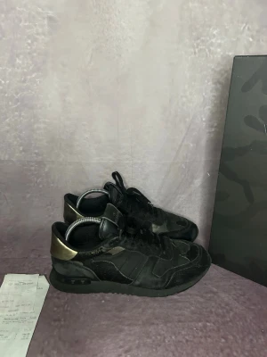 Valentino rockrunners skor - Mycket fint skick | Size 40.5 ≈ 41 | fraktar inom 24 timmar | för att köpa klicka ”köp nu” | vid frågor eller funderingar är det bara att skicka ett meddelande | följare får bättre rabatter🙌