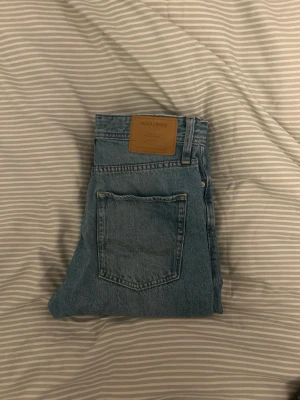 Jack & Jones Jeans - Tjena! Säljer ett par ljusblå jeans ifrån Jack & Jones i storlek W28, L32 i modellen ”Chris”. Säljer på grund av att dom är för små. Sparsamt använda, inga tecken på användning och inga skador. Köpt i Bromma Blocks i Stockholm för 599kr. Hör av er vid frågor! Kan gå ner i pris vid snabb affär!💯🔥🍾