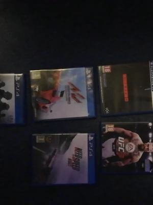 PS4 spelpaket med 5 olika titlar - Säljer ett paket med fem PS4-spel: racing, fighting och action. Bland titlarna finns Assetto Corsa, Need for Speed Rivals och EA Sports UFC 2. Alla spel har blå plastfodral och tydliga omslag. Perfekt för dig som gillar variation och vill utöka din samling.