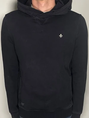 Morris hoodie - Säljer en riktigt snygg och trendig Morris hoodie i fint skick, storlek S, vid frågor är det bara att skriva //Gramenti