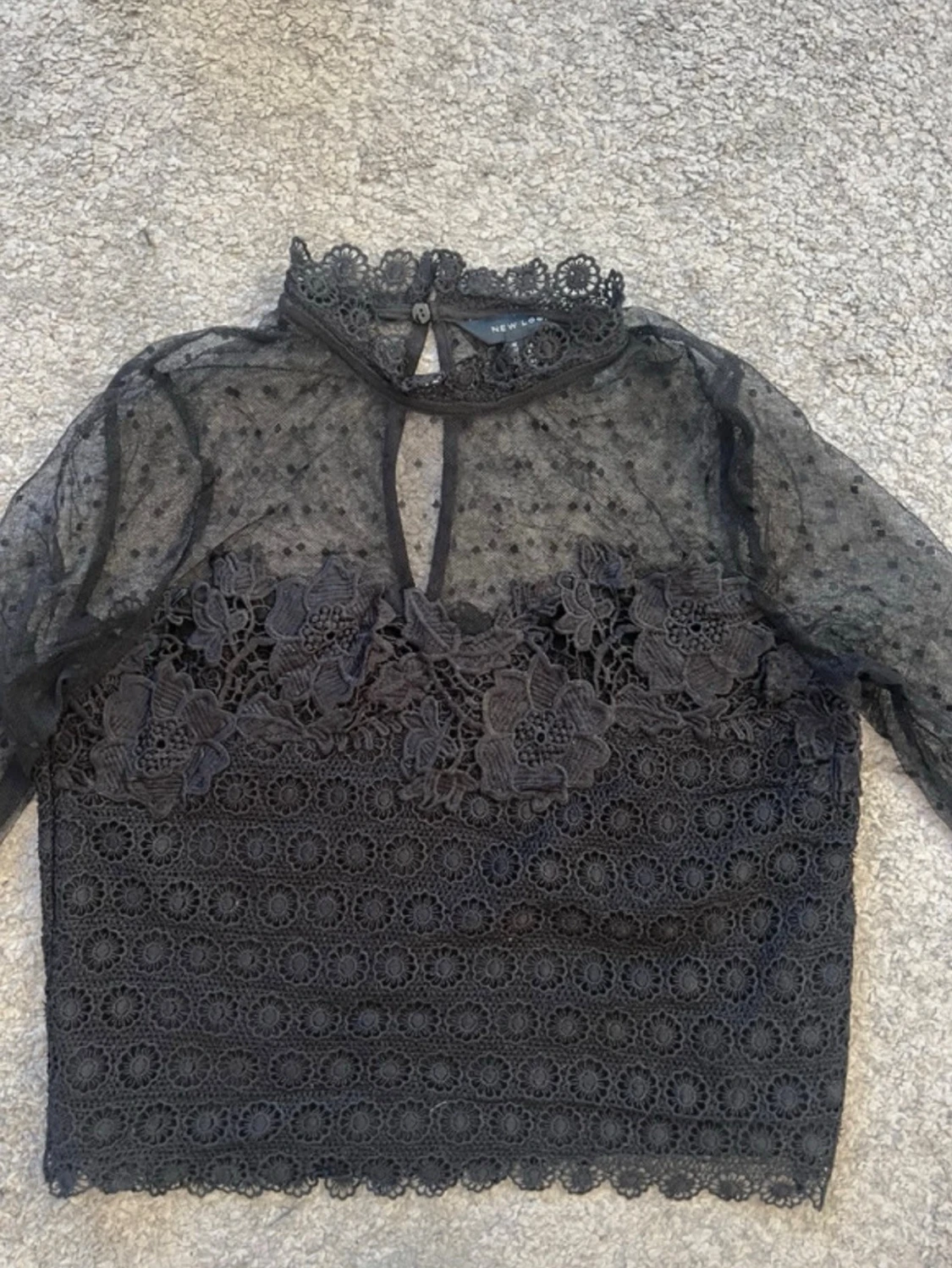 Svart spetsblus med blommor och mesh - 1