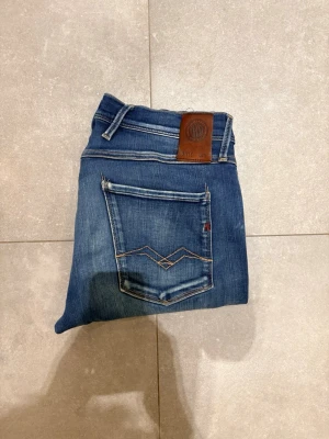 Replay anbass - Tjena, säljer nu dessa riktigt snygga Replay anbass i Stl W31 L34. Dom är i bra skick, men finns små defekter se bilder. Nypris 1600✅Vid minsta funderingar så är det bara att höra av sig//Allt gott