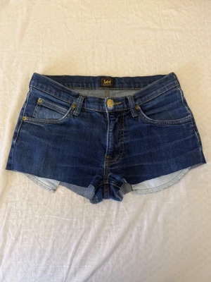 Lågmidjade jeansshorts  - Strl W29 Midjemått rakt över: 38cm längd: 25cm