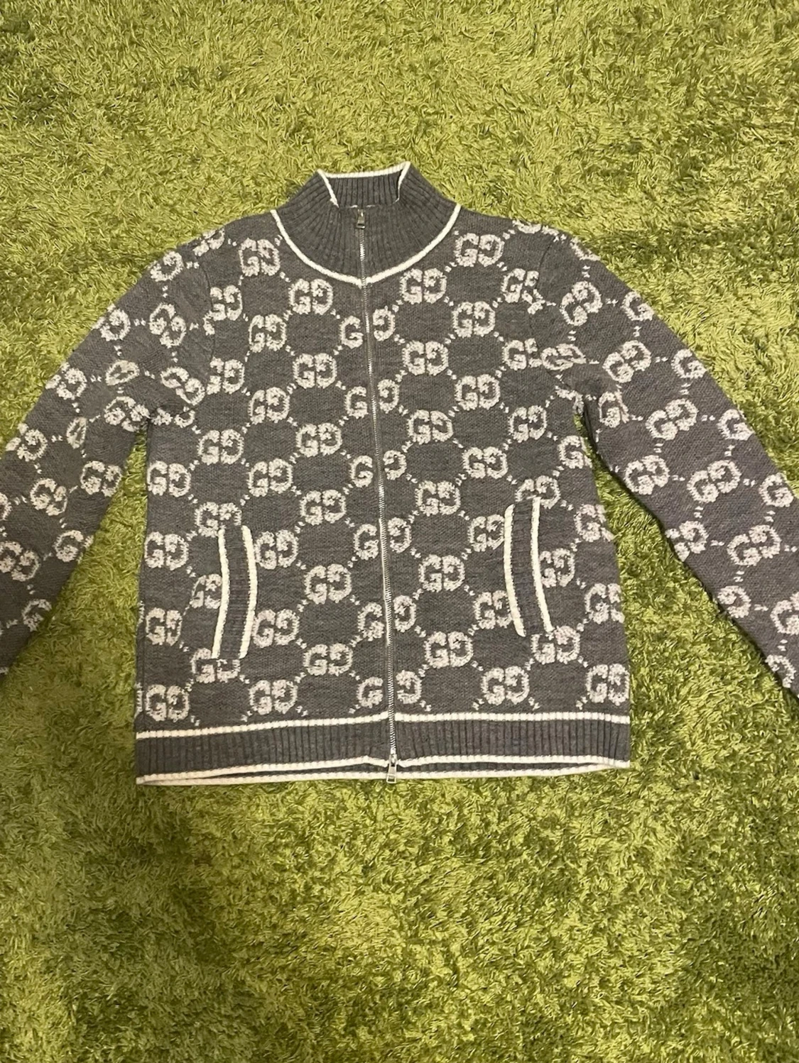 Grå stickad ziptröja från Gucci