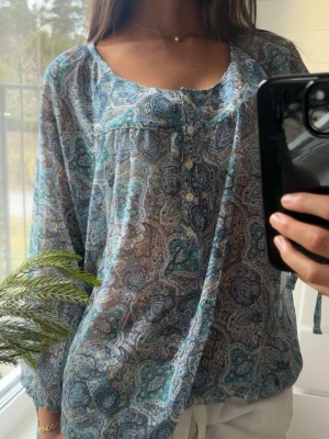 Blå blus med mönster - En supersnygg blå blus med ett jättevackert mönster🍋🌊🤍