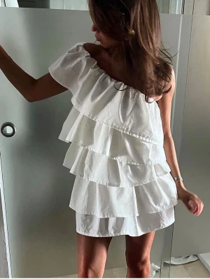 Anielle label klänning - Världens finaste klänning, perfekt till sommar och studenten, bara använd en gång🌷s/m                    Kan gå ner i pris vid snabb affär 