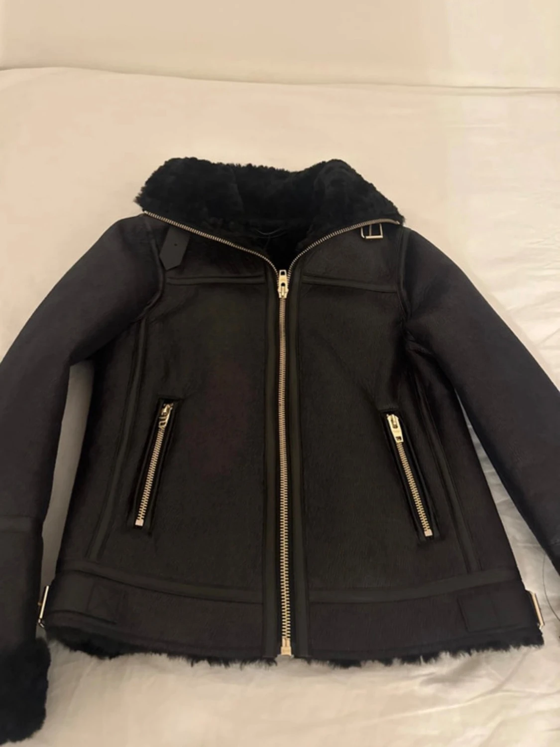 Svart pälsjacka med dragkedjor - 2