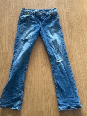 Blå valerie ltb jeans  - Jeans från ltb, valerie. Lågmidjade. Waist 30