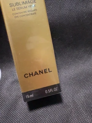 Chanel Sublimage Le Sérum Yeux 15ml - Lyxigt ögonserum från Chanel i serien Sublimage. Kommer i en elegant guldfärgad förpackning och innehåller 15 ml koncentrerat serum speciellt framtaget för området runt ögonen. Perfekt för dig som vill boosta din hudvårdsrutin med något exklusivt.