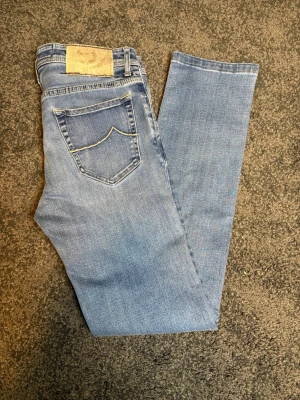 Jacob Cohen 688 - Säljer dessa sjukt snygga Jacob Cohen jeans! Jeansen är i bra skick! Modellen är 688 vilket är slim/regular!