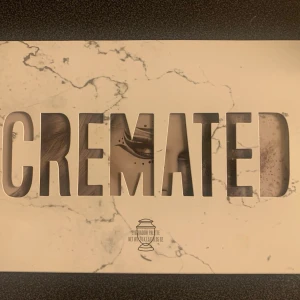 Cremated ögonskuggspalett - Säljer en Jeffree Star Cosmetics Cremated ögonskuggspalett med marmorerad vit och grå design. Paletten innehåller flera kalla och neutrala nyanser i grått, silver och svart, perfekt för dramatiska och kreativa ögonlooks. Snygg och unik förpackning med stor text på locket.