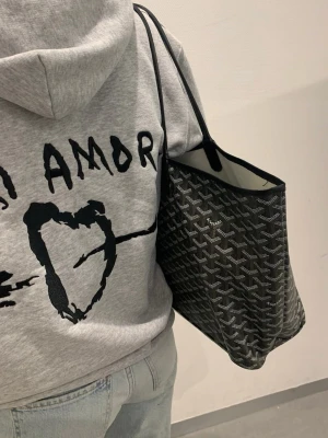 Mi Amor hoodie  - Säljer denna knappt använda mi Amor hoodien från Mira Paris🥰buda gärna 