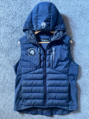 Sail racing väst - Säljer nu min sail racing väster i storlek S i färgen mörkblå. Riktigt snygg och stilren väst för dig som vill vara någon utöver det vanliga nu mot våren. (Liten hål i nedre bakdelen av väster)