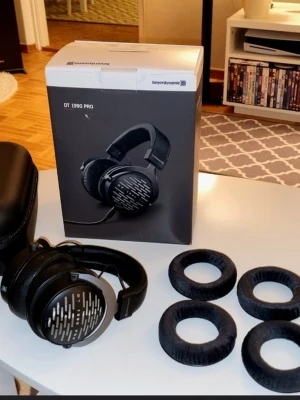Beyerdynamic DT 1990 PRO  - Säljer ett par Beyerdynamic DT-1990 Pro hörlurar. Medföljer extra öronkuddar från Dekoni vid namn Elite som sitter på dem just nu. Kabeln är oanvänd.  Väldigt bra skick och sparsamt använda.