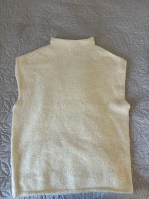 Stickad tröja med hög hals och korta ärmar - Säljer denna stickade tröja från ginatricot. Har används en gång🤍